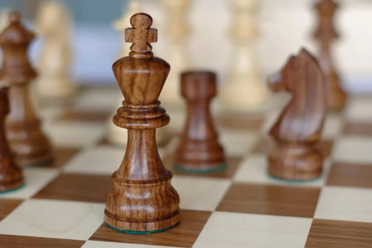 Comment jouer le roi aux échecs